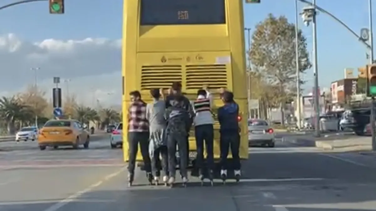 Maltepe'de tehlikeli yolculuk! Patenleriyle otobüse tutunarak ilerlediler