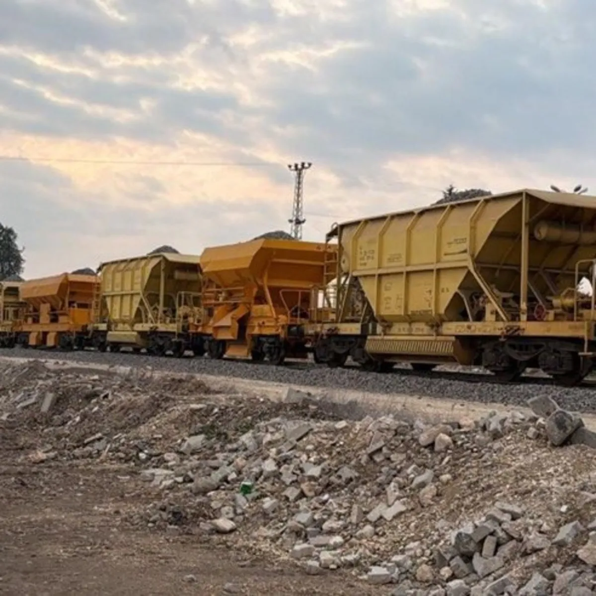 Suriye sınırındaki 350 km'lik Karkamış–Nusaybin ve Şenyurt–Mardin demir yolları yenilenip tren trafiğine açıldı