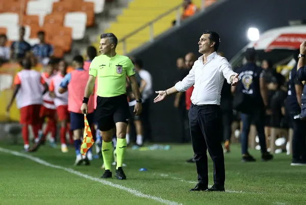 montella-sahaya-girip-balotellinin-uzerine-yurudu-adana-demirlisporlu-oyuncular-kavgayi-zor-ayirdi-1661633354701.jpg Montella sahaya girip Balotelli'nin üzerine yürüdü! Adana Demirlisporlu oyuncular kavgayı zor ayırdı - 1