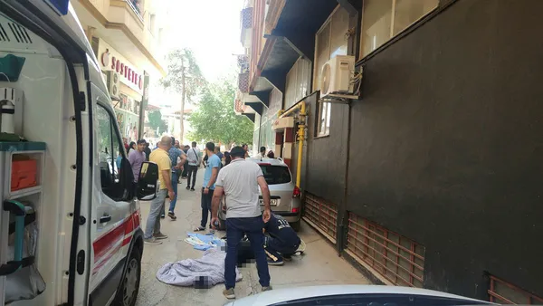 esinden-ayrilan-es-6-kattan-atladi-2-cocuk-babasi-olay-yerinde-hayatini-kaybetti-1655130207116.jpg Eşinden ayrılan eş 6. kattan atladı! 2 çocuk babası olay yerinde hayatını kaybetti - 1