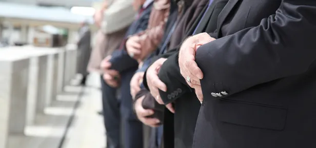 Cenaze namazı nasıl kılınır? Cenaze namazında hangi dua ve sureler okunur? Cenaze namazı farz mı?