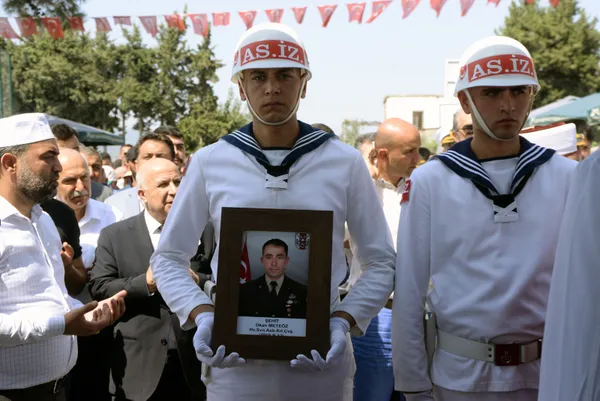 sehit-astsubay-okan-meteoz-son-yolculuguna-ugurlandi-baskan-erdogandan-sehit-ailesine-bassagligi-mesaji-1662121613462.jpg Şehit Astsubay Okan Meteöz son yolculuğuna uğurlandı! Başkan Erdoğan'dan şehit ailesine başsağlığı mesajı - 2
