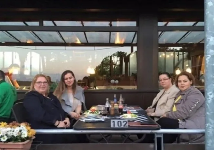 burak-ozcivitin-esi-fahriye-evcenin-kiz-kardesi-demete-bakin-sasirtan-benzerlik-hangisi-fahriye-1724655844936.jpeg Fahriye Evcen'in kardeşleri