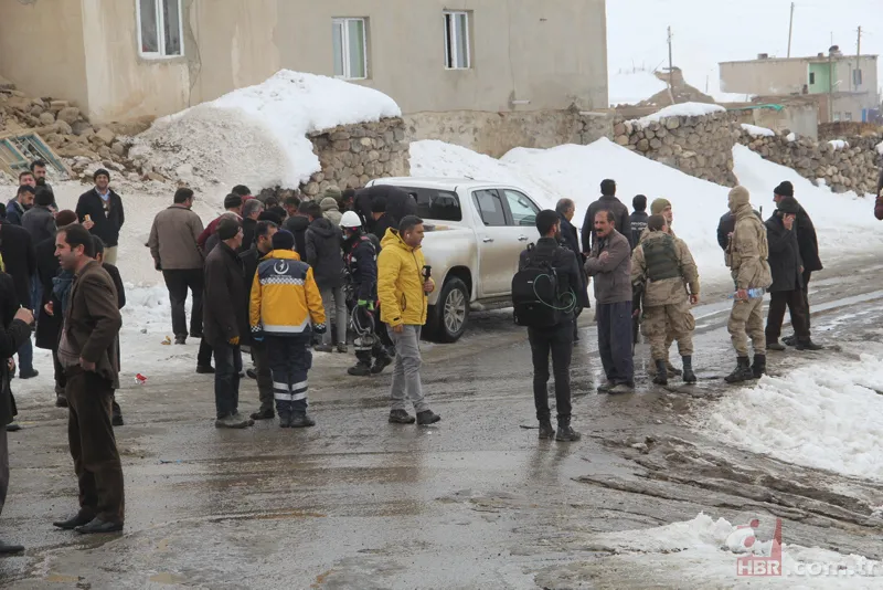 Van'daki göçük altından 3 çocuk cesedi çıkartan itfaiyeci konuştu 9