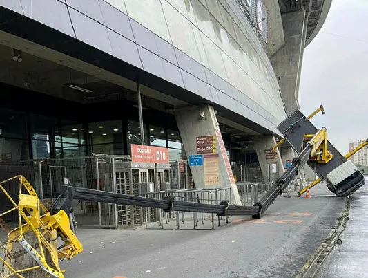 Galatasaray NEF Stadı’nda korkutan kaza! Vinç devrildi