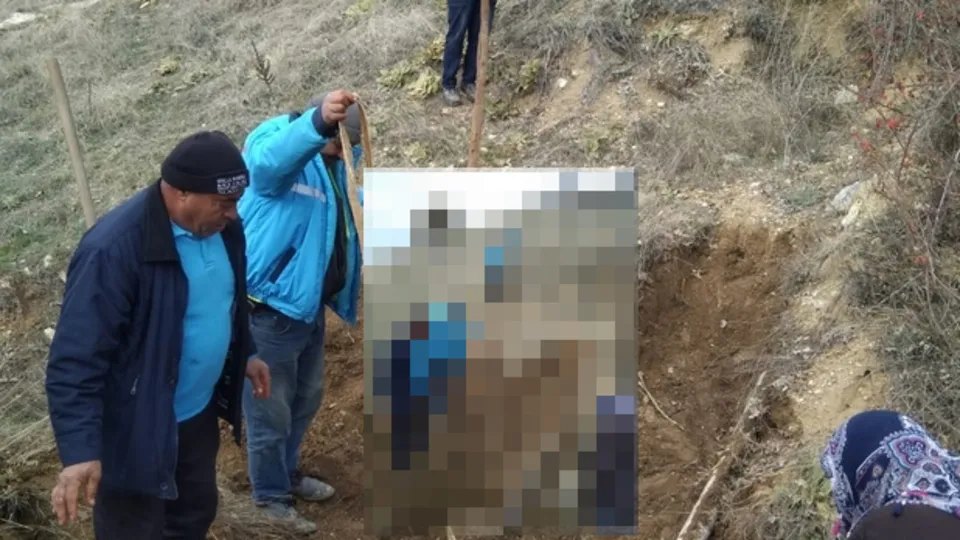 İçme suyu hattından çıktı! Tam 9 metrelik... Hemen telefona sarıldılar