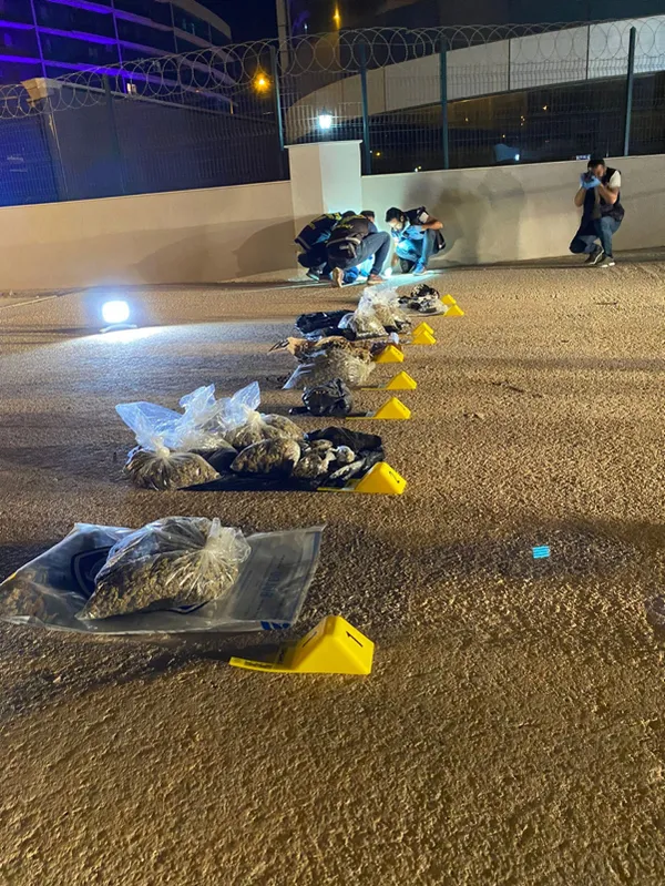 İzmir’de “torbacı” operasyonu: 2 gözaltı! Polis kapıya dayanınca uyuşturucuları ve paraları 6. kattan aşağıya attılar - 3