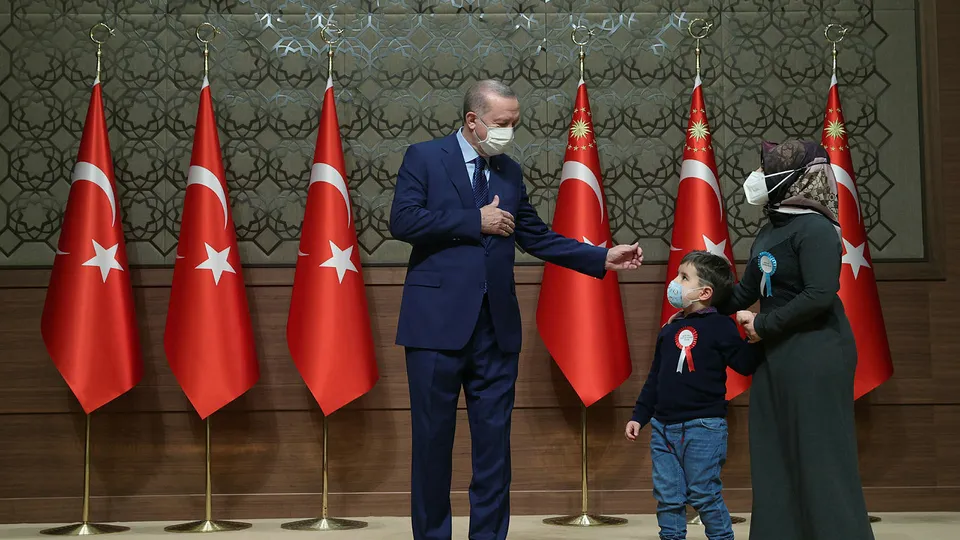Başkan Erdoğan şehit çocuğu ile ilgilendi! Başkan Erdoğan Hakkari şehidi Teğmen Keskin'in oğlunun başını okşadı