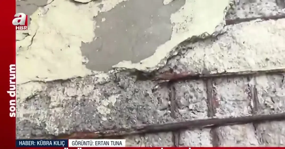 Maltepe köprüsü tehlike saçıyor! Bir yanda çatlaklar, bir yanda "Yeniliyoruz!" afişi