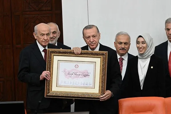turkiye-yuzyili-basladi-ankarada-tarihi-toren-baskan-erdogan-once-mazbatasini-aldi-sonra-yemin-etti-1685794618967.jpeg Türkiye Yüzyılı başladı! Ankara'da tarihi tören: Başkan Erdoğan önce mazbatasını aldı sonra yemin etti - 3