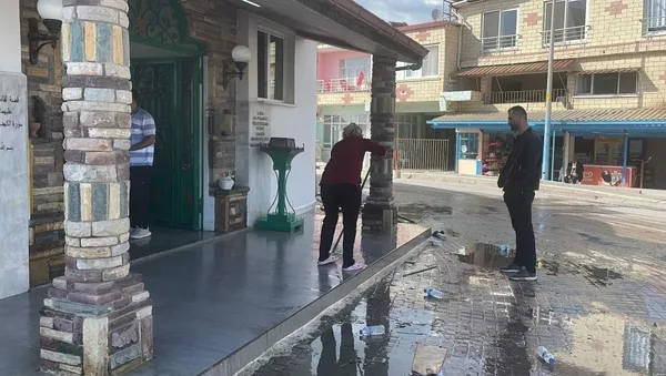 1682087661402.jpeg İYİ Parti lideri Meral Akşener ve İBB Başkanı Ekrem İmamoğlu'na tepki! Türbeye ayakkabıyla girmeye çalıştılar - 3