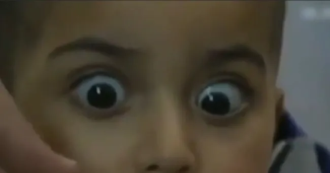 İsrail'in bombaladığı evden çıkan çocuk şoka girdi! Korkusu gözlerine yansıdı - 2