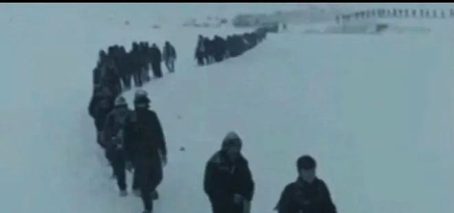 SON DAKİKA: Valilikten karda yürüyen kaçak göçmen açıklaması