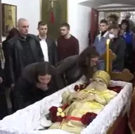 Sosyal mesafeyi ciddiye almıyordu! Koronavirüsten ölmesine rağmen binlerce kişi öperek uğurladı