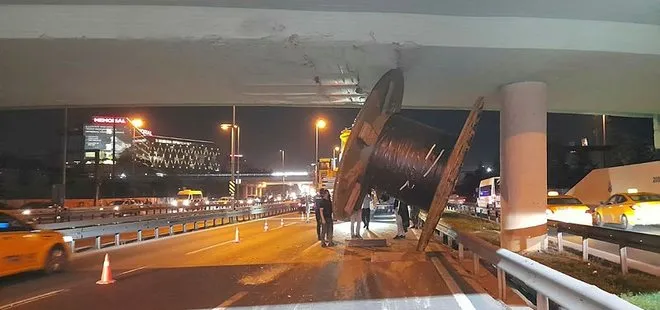 İstanbul’da şoför yolu şaşırdı! TIR’daki dev makara köprüde takılı kaldı