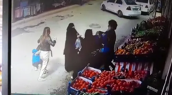markette-alisveris-yapan-kadinlara-saldirdi-o-anlar-kameralara-boyle-yansidi-1683540293760.jpg Markette alışveriş yapan kadınlara saldırdı! O anlar kameralara böyle yansıdı - 2