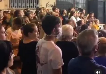 Koronavirüs kuralları yok sayıldı! Düğünde sadece bir kişi maske taktı