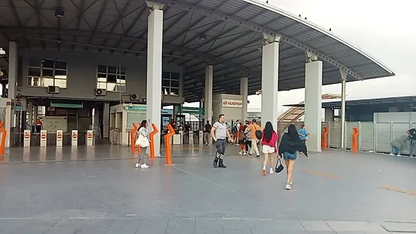 1696088021670.jpg Bir CHP'li belediye klasiği! Yürüyen merdiven birden tersine döndü: 7 yaralı - 3