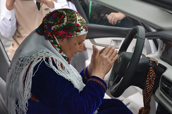 Bakan Mehmet Fatih Kacır’dan Türkmenistan’a TOGG hediyesi! Devlet Başkanı Serdar Berdimuhamedov’a törenle teslim edildi! Direksiyona alaca bağlanıp tütsülendi