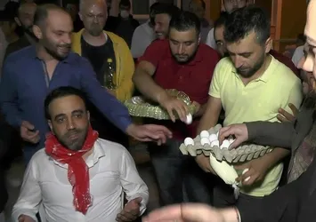 Kına gecesinde damadın başına gelmeyen kalmadı!