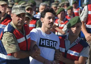 FETÖ'cü Gökhan Güçlü'ye 'hero' tişörtünü bakın kim göndermiş