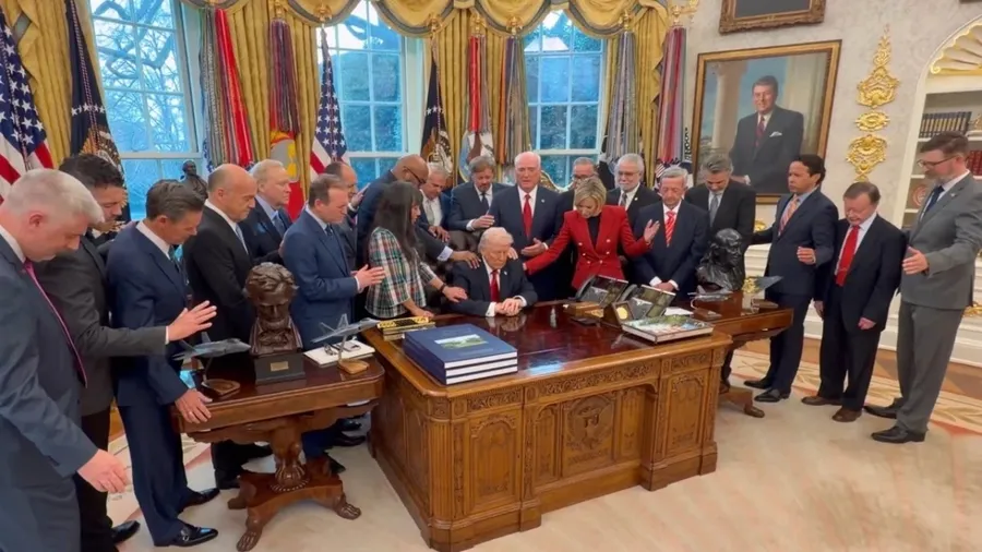 oval-ofiste-sir-ayin-trumpi-kusatan-evanjelist-ve-siyonist-lobi-desifre-oldu-1773005339602.jpeg Oval Ofis’te sır ayin! Trump’ı kuşatan Evanjelist ve siyonist lobi deşifre oldu - 1