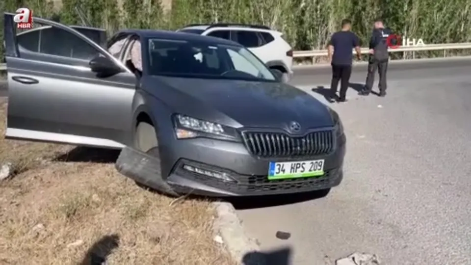 Seyir halindeki araca arkadan çarptı