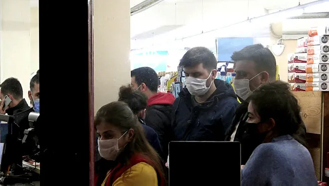 İstanbul’da markette silahlı soygun kameraya yansıdı - 1