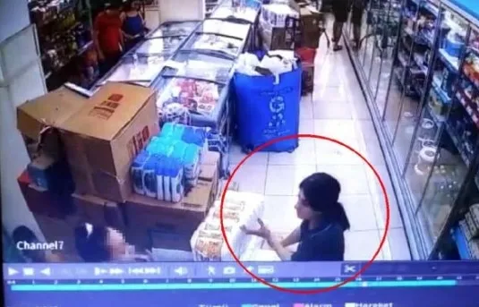 izmirde-kadin-market-personeline-darp-o-anlar-kamerada-1654591359300.jpg İzmir’de kadın market personeline darp! O anlar kamerada - 3
