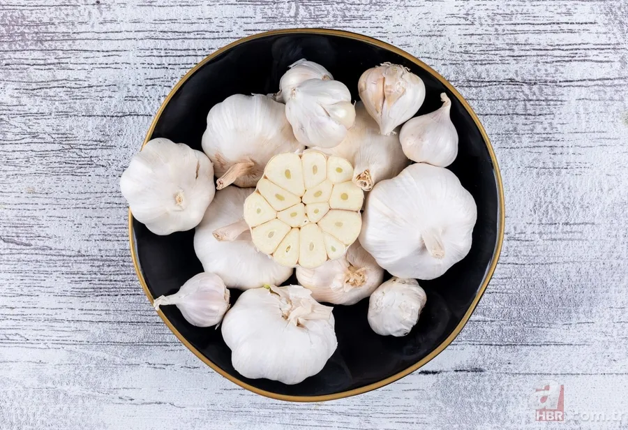Sarımsağı soyup kabuklarını atıyor musunuz? Bir daha düşünün: Faydalarını duyunca şaşıracaksınız 4