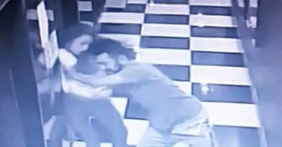 Arkadaşı itince asansör boşluğuna düştü! Yaşam savaşı veriyor...