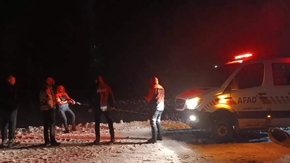 Tipide şarampole kayan araçtaki 4 kişi kurtarıldı