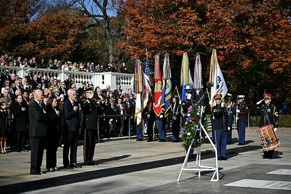 saskin-biden-yine-gundem-oldu-arlington-ulusal-mezarligini-ziyaretinde-1699773292041.jpg Şaşkın Biden yine gündem oldu! Arlington Ulusal Mezarlığı'nı ziyaretinde… - 3