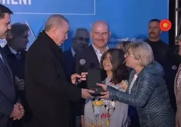 Yangın mağduru Çetin ailesine yeni evlerinin anahtarını Başkan Erdoğan verdi! Hüseyin Çetin "yapılabileceğini düşünmemiştim" demişti
