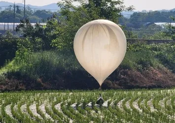 Kore Yarımadası'nda gerilim tırmanıyor! Kim Yong-un yeniden içinde "çöp" bulunduğu düşünülen balonlar gönderdi