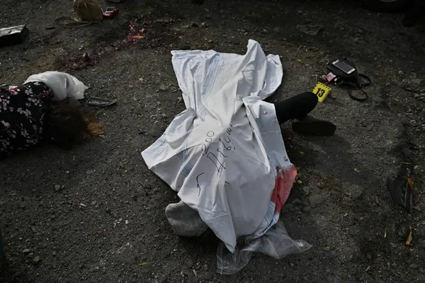 ukraynada-sivil-arac-konvoyuna-fuzeli-saldiri-ukrayna-ve-rusya-birbirini-sucladi-1664526051309.jpg Ukrayna'da sivil araç konvoyuna füzeli saldırı! Ukrayna ve Rusya birbirini suçladı - 11