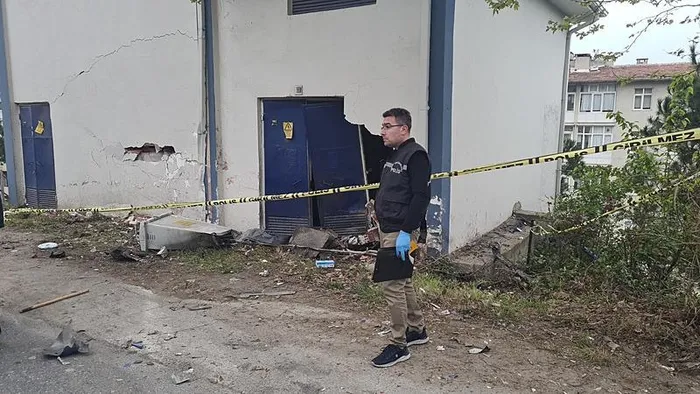 kontrolden-cikti-trafo-binasina-daldi-1-olu-1-yarali-1712903237193.jpeg Kontrolden çıktı trafo binasına daldı: 1 ölü 1 yaralı - 2