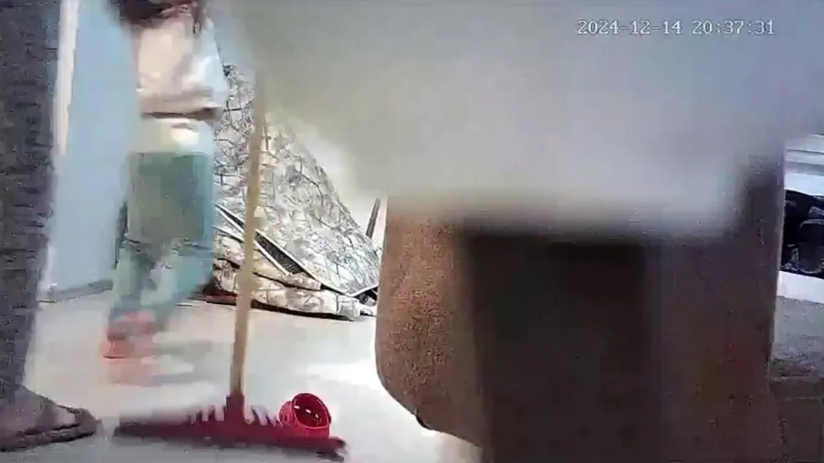 4 yaşındaki kıza çekpasla şiddet gizli kamerada! Görüntüleri izleyen baba şoka girdi