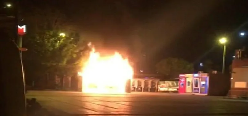Bakırköy’de İBB’ye ait büfe alev alev yandı