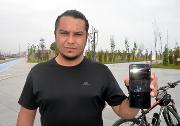 Yılanın üstünden geçen bisikletliye şok! Saldırı anı kamerada