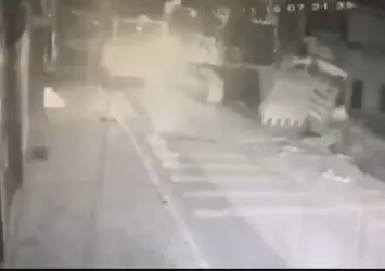 Avcılar'da inşaatın temel duvarı çöktü! O anlar kamerada