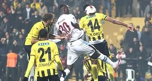 Bordo mavililer kupada galibiyet peşinde