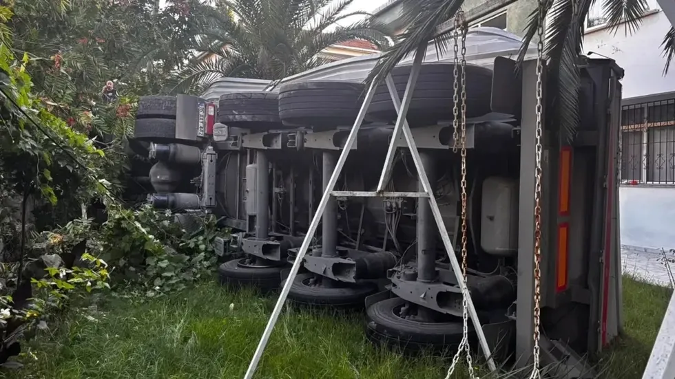 1788801760225.jpeg Düzce’de feci kaza: Tır ile “pat pat” çarpıştı! 4 ölü 8 yaralı - 1