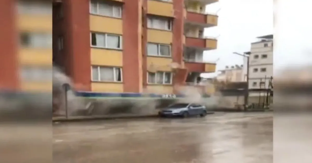 Osmaniye'de hasarlı bina böyle yıkıldı | DEPREM sonrası korkunç görüntüler