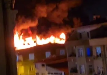 Gaziosmanpaşa’da yangın paniği: 3 katlı binanın çatısı küle döndü