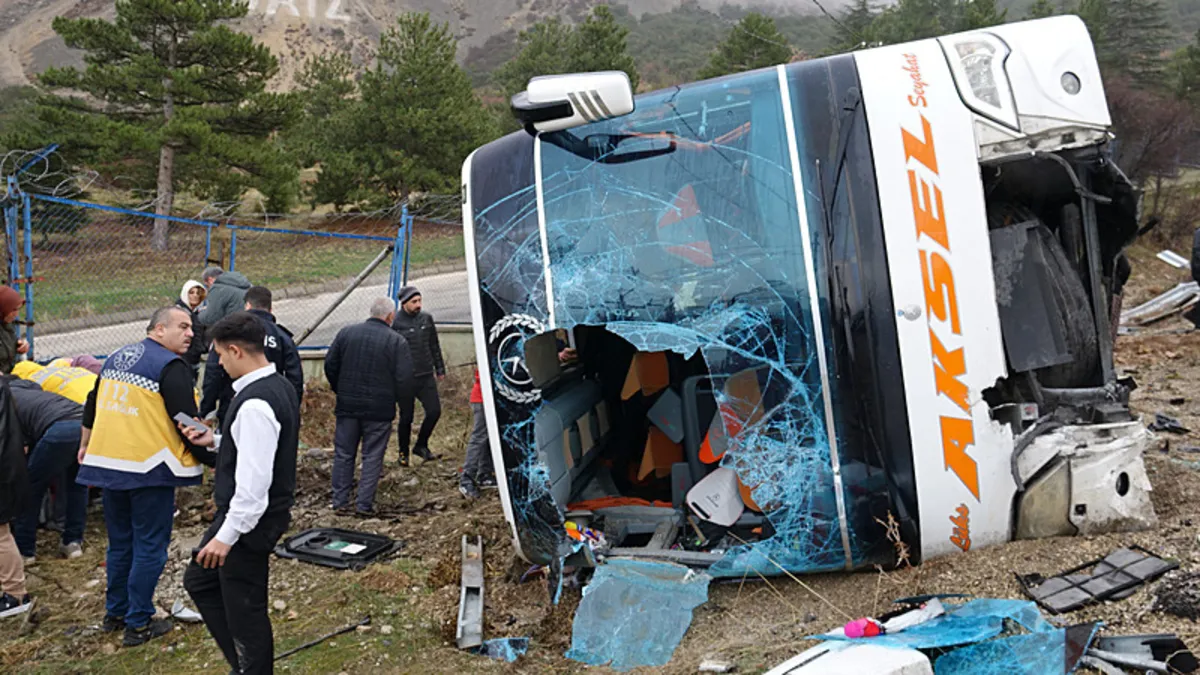 Isparta'da yolcu otobüsü şarampole devrildi: Ölü ve yaralılar var