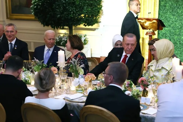 NATO’da onur yemeği! Başkan Erdoğan ve eşi, ABD Başkanı Biden’ın verdiği resmi yemeğe katıldı