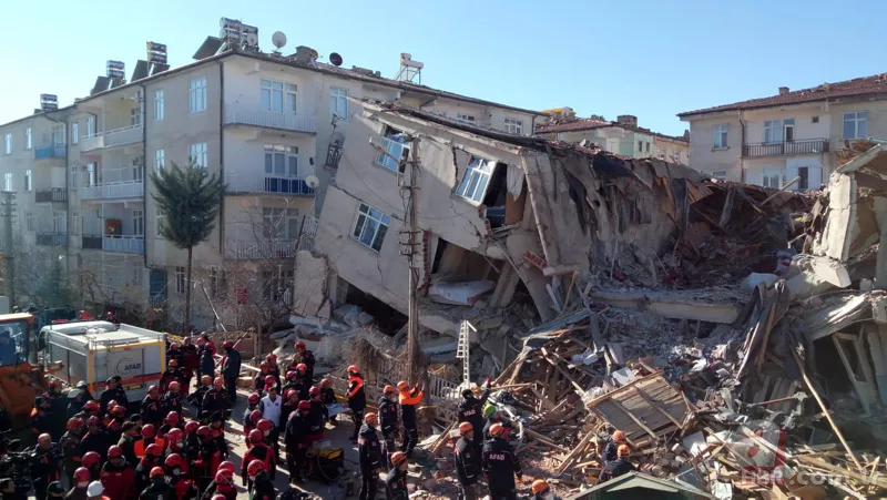 Depremin vurduğu Elazığ ve Malatya'da yıkımın boyutu gün ağarınca ortaya çıktı! İşte son durum 18