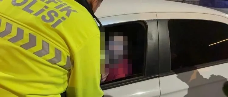 1788834910839.jpg Yolun ortasında sızan sürücü polisi bile şaşkına çevirdi - 1