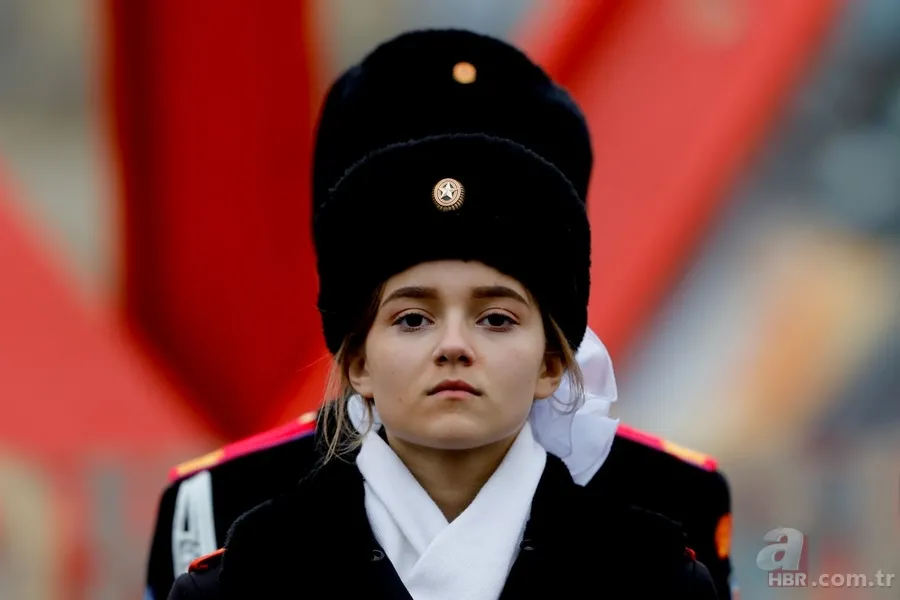 Rusya'dan renkli görüntüler! 'Sovyet askerleri' Kızıl Meydan'da... 2